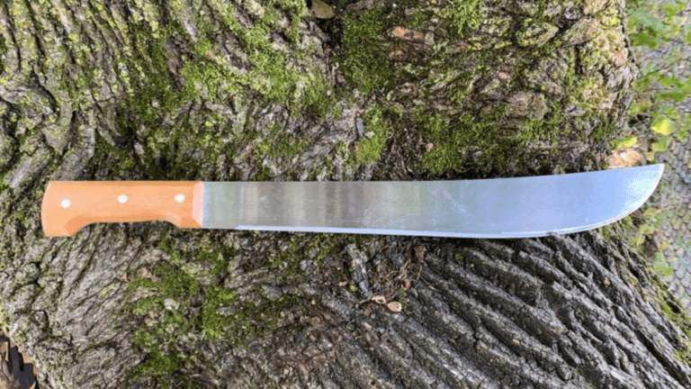 Machete – Heavy-Duty Agricultural Cutting Tool for Farming, Land Clearing, and Field Work in Ghana